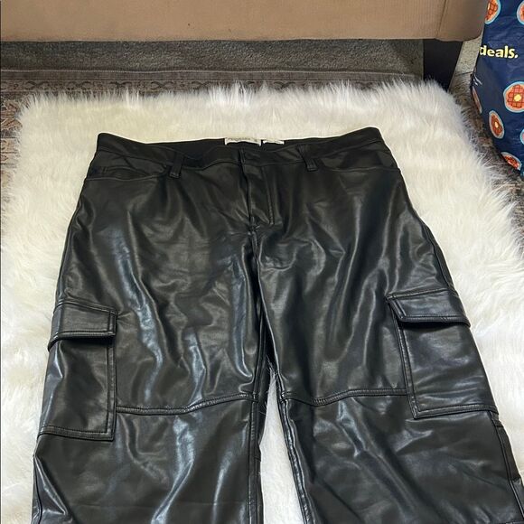 PantsAbercrombie & Fitch Curve Love Vegan Leather Cargo 90s Relaxed Pants - Picture 3 of 12